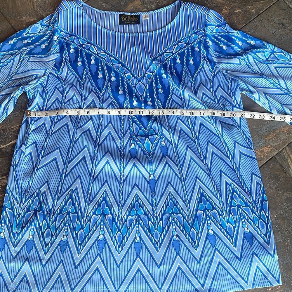 Bob Mackie light blue and white patterned short-sleeved blouse. Size L - Picture 5 of 11